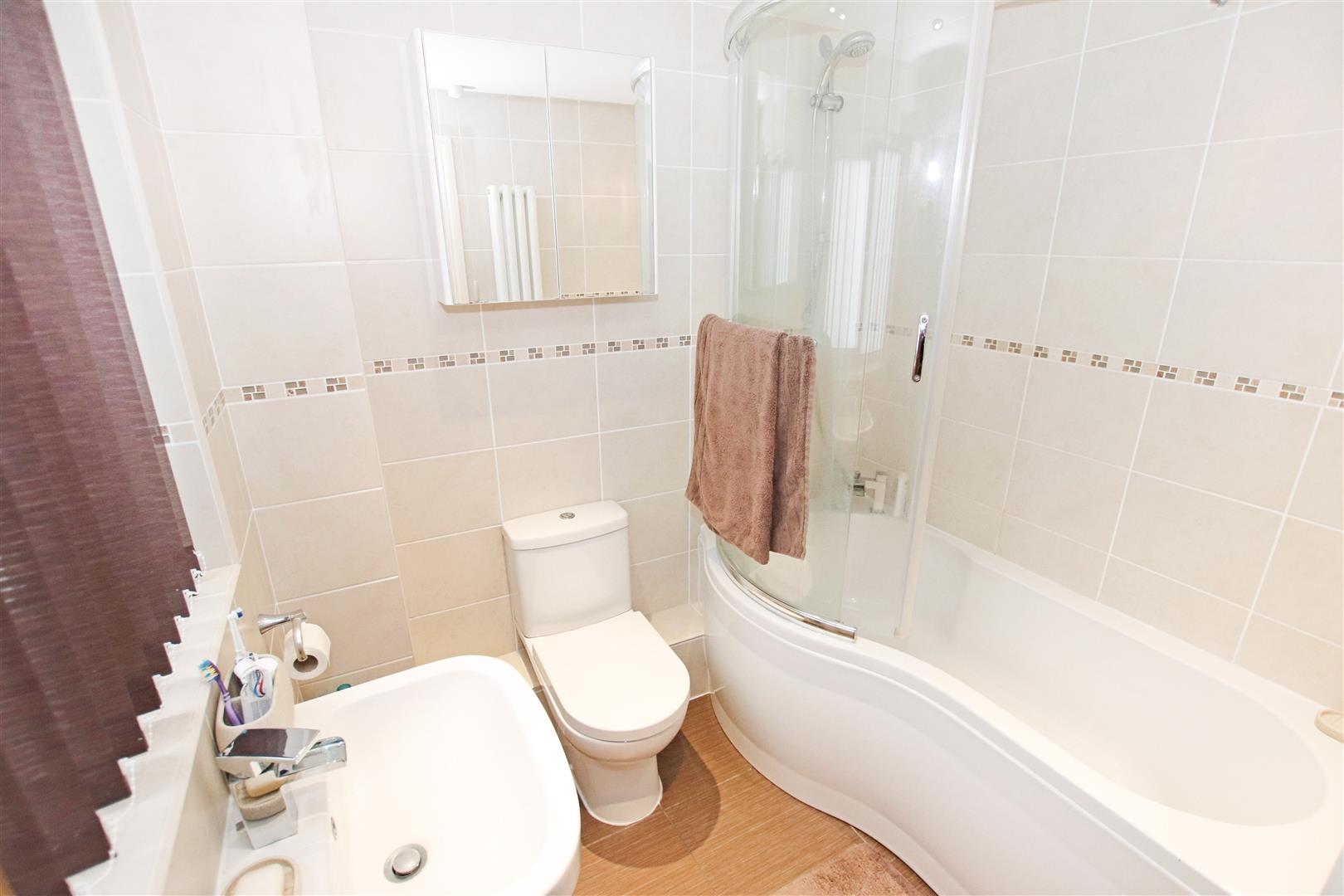 LUXURY FULLY TILED GROUND FLOOR BATHROOM